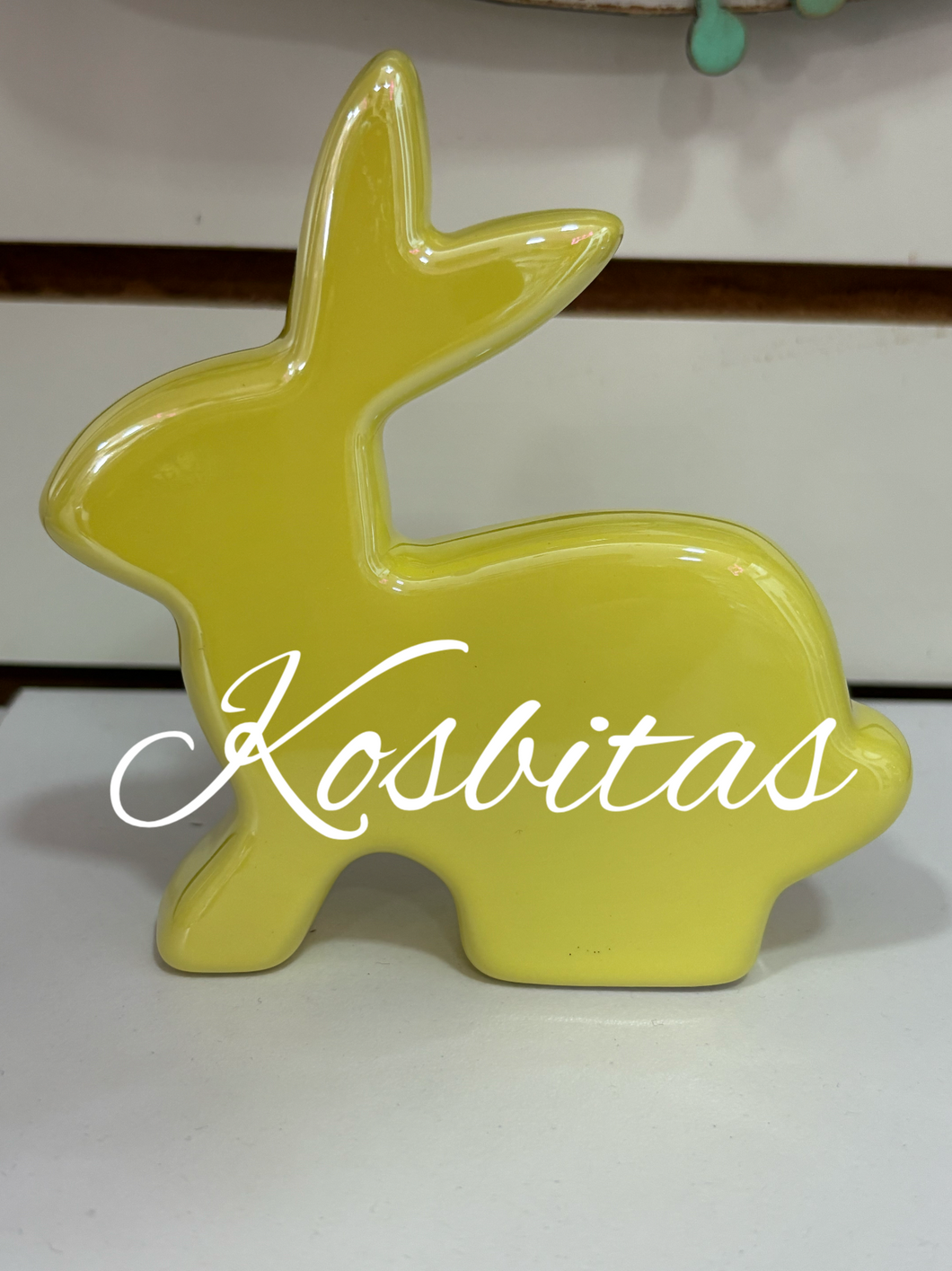 Conejo metálico amarillo