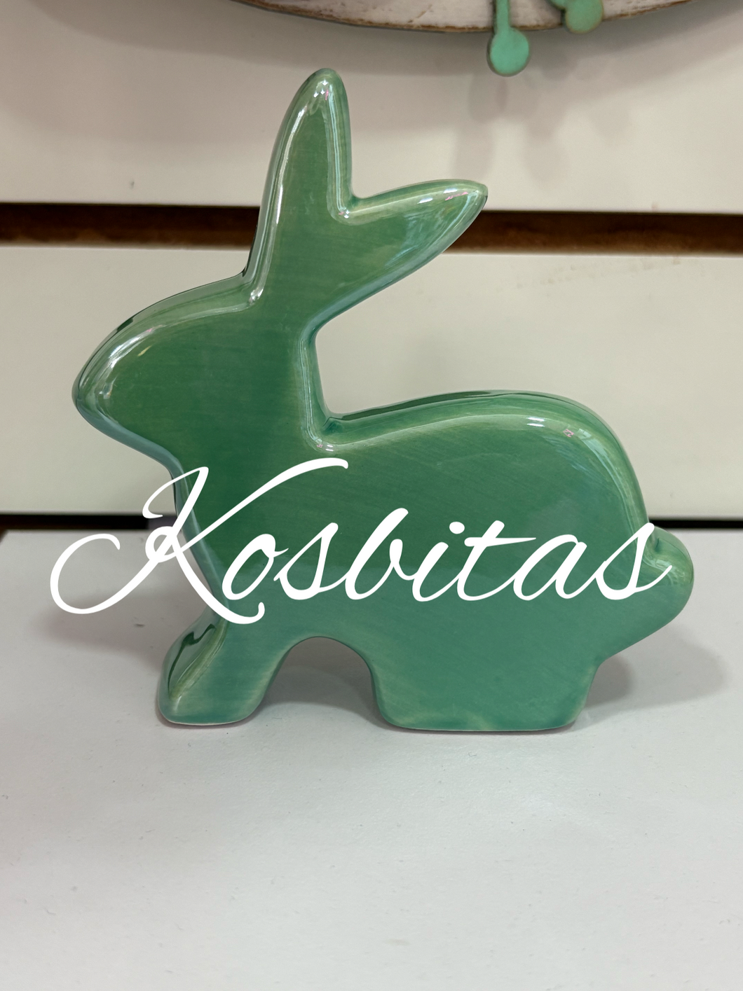 Conejo metálico verde