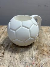 Cargar imagen en el visor de la galería, Taza balón 3D
