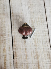 Cargar imagen en el visor de la galería, Chupon aladdin color madera 3.6x3cm
