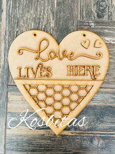 Cargar imagen en el visor de la galería, Corazón love lives here
