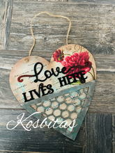 Cargar imagen en el visor de la galería, Corazón love lives here
