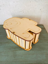 Cargar imagen en el visor de la galería, Caja Among us. 18x23x9cm
