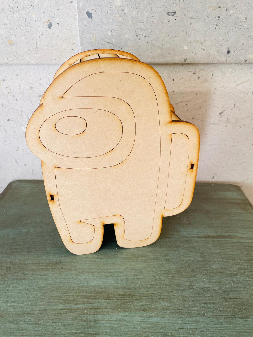 Caja Among us. 18x23x9cm