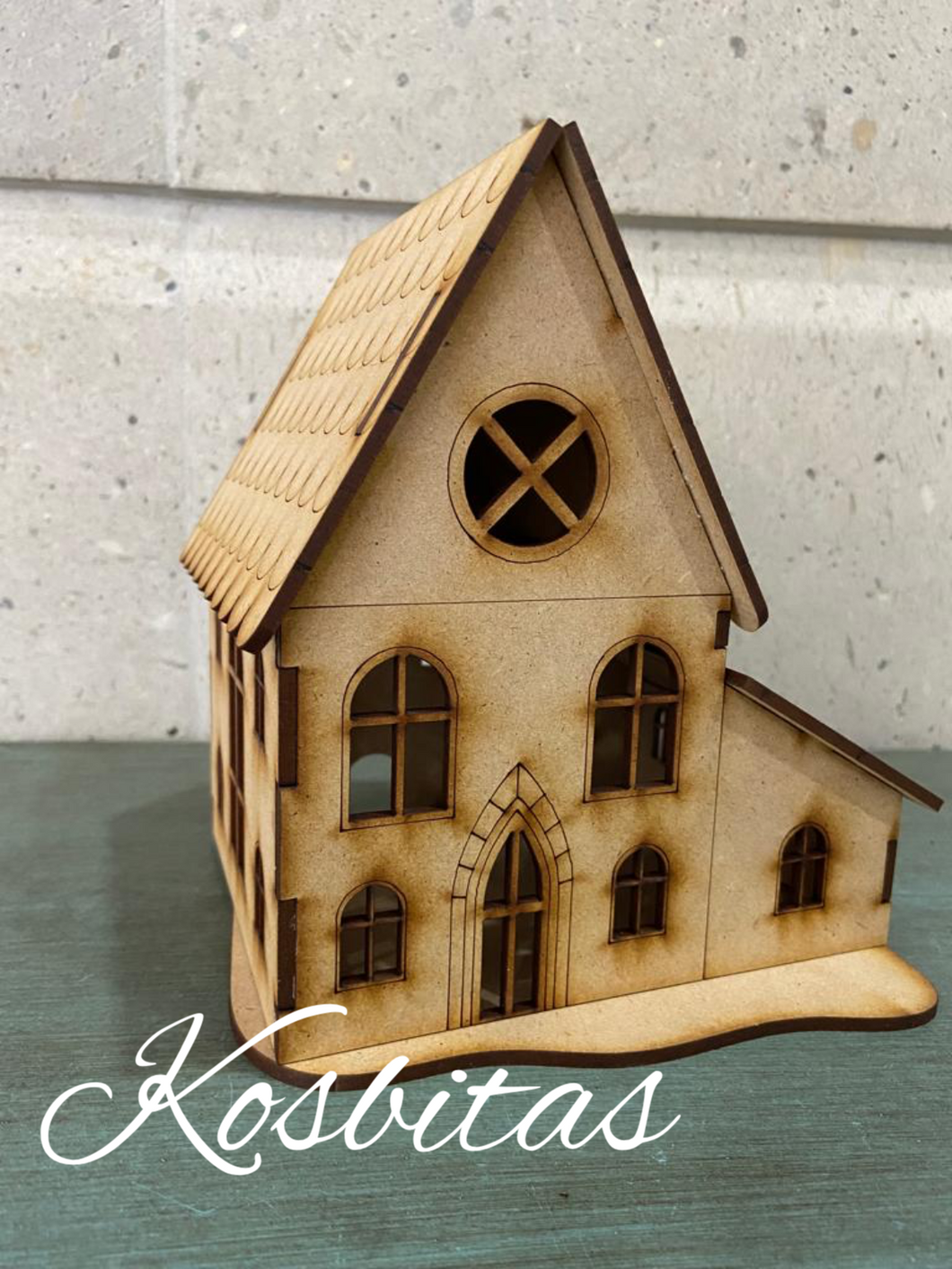 Casa tipo iglesia para villa navideña