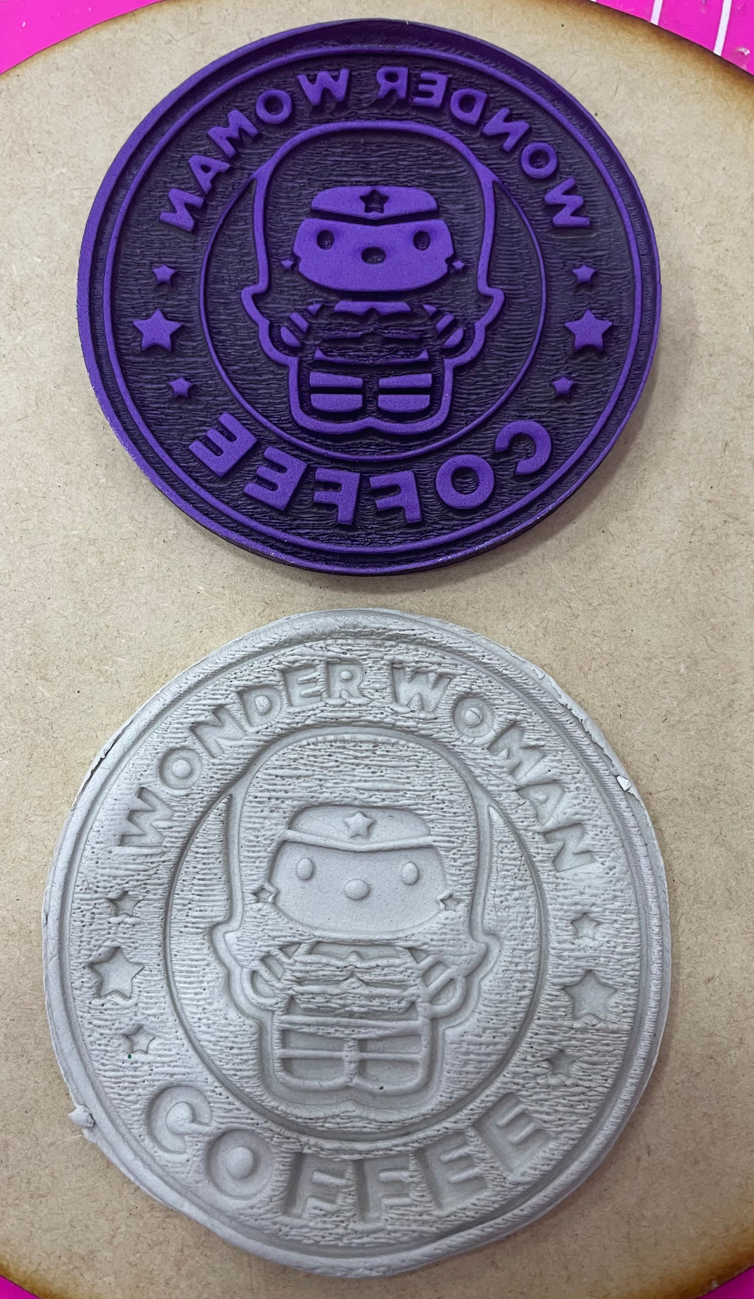 Sello café mujer maravilla. 10cm