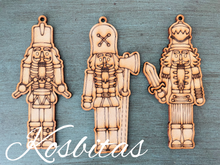 Cargar imagen en el visor de la galería, Esferas Soldados Cascanueces 17cm
